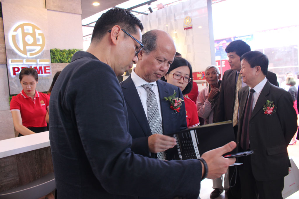 Thứ trưởng Bộ Xây dựng Nguyễn Trần Nam đến tham quan gian hàng Prime tại Vietbuild Hà Nội 2017
